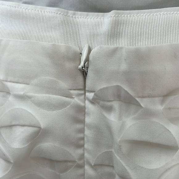 J Crew white skirt. Outer layer is cut out muslin, and lined with soft cotton. - Picture 3 of 5